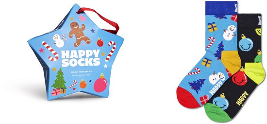 Stervormige geschenkdoos met kerstdecoraties en twee paar sokken: een met kerstballen en een met sneeuwpoppen.