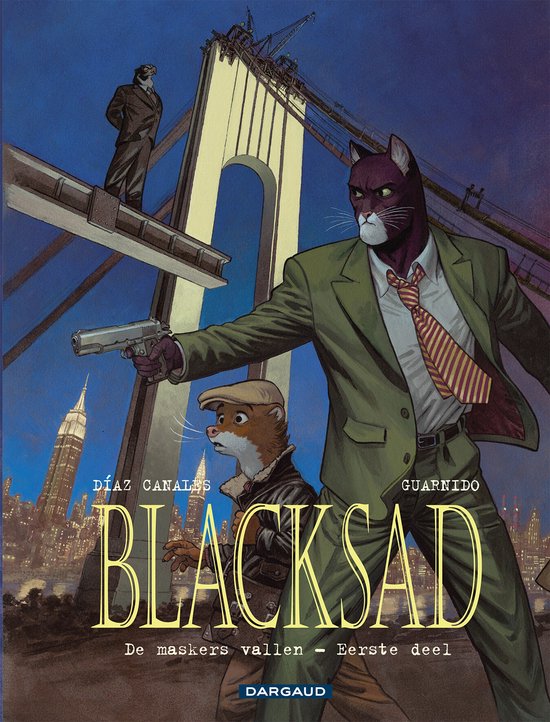 Een groen pak dragende kat met een pistool, staand voor een brug in New York. Een wezeltje met pet draagt een leren jas.