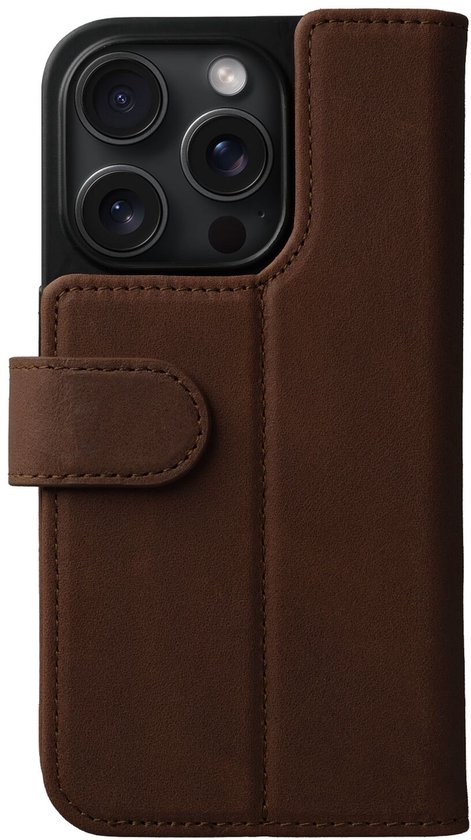 Bruin lederen book case voor iPhone 14 Pro met magnetische sluiting en camera-uitsparing.