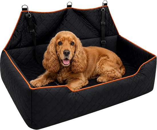 Zwarte, gewatteerde hondenmand met oranje bies, met een langharige bruine hond erin.