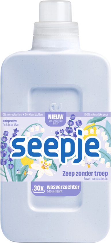 Seepje wasverzachter in een lichtblauwe fles met een label met bloemen en de tekst 'seepje Zeep zonder troep 30x wasverzachter'.