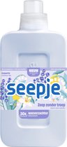 Seepje wasverzachter in een lichtblauwe fles met een label met bloemen en de tekst 'seepje Zeep zonder troep 30x wasverzachter'.