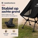 Zwarte campingstoel met brede voetjes voor extra grip op gras en campinggrond.