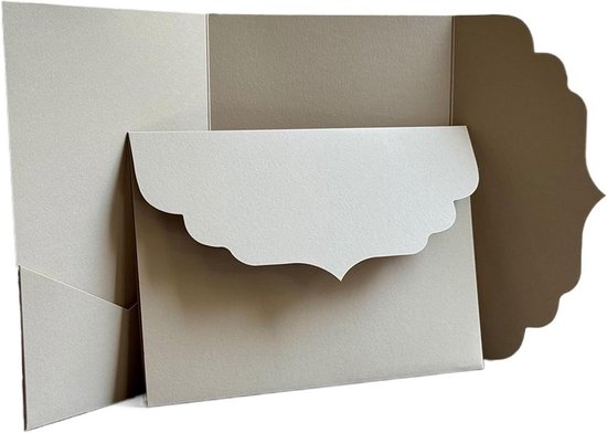 Gevouwen beige pocketfold kaart met een envelop met gekartelde rand. De flap van de envelop is golvend.
