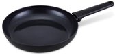 Zwarte koekenpan met een glanzende binnenkant en een ergonomisch handvat. "Brabantia" logo op het handvat.