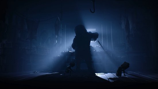 Een silhouet van een groot personage dat boven twee kleinere personages uitsteekt in een donkere, rokerige kamer.
