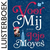 Luisterboek met de titel "Voor Mij" van Jojo Moyes, met op de cover een illustratie van het Empire State Building en een klein afbeelding van een romantisch stel.