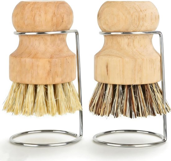Twee afwasborstels van hout, elk op een metalen standaard.