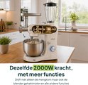 Crème keukenmixer met blender en vleesmolen, deels opengewerkt om de interne mechanica te tonen.