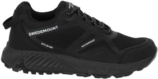 Chaussure de randonnée Swedemount noire avec 'SWEDEMOUNT' et 'WATERPROOF' sur le côté.