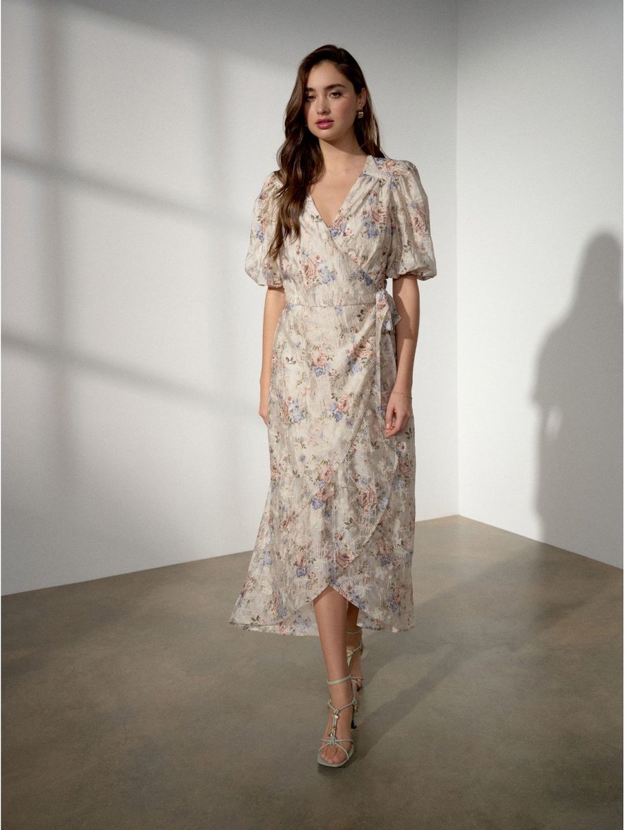 Next Dames - Midi-gelegenheidsjurk met korte pofmouwen en overslag. - Crème Pink Floral Embroidery