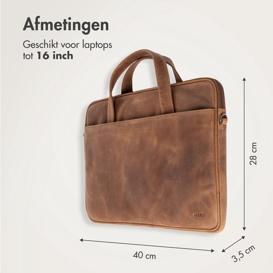 Bruine leren laptoptas met afmetingen 40 cm breed, 28 cm hoog en 3,5 cm diep.