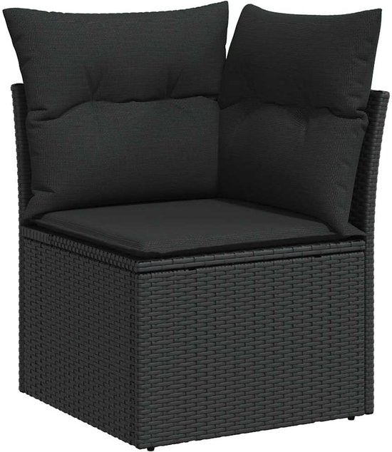 Chaise d'angle en rotin noir avec épais coussins noirs.