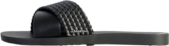 Zijanzicht van zwarte Ipanema slippers met gevlochten band.