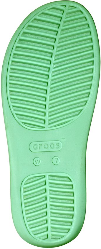 Zool van een mintgroene Crocs teenslipper met ribbelpatroon en logo.