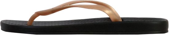 Zijkant van een zwarte Ipanema slipper met glanzend gouden bandje.