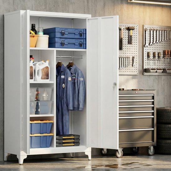 Witte metalen archiefkast in een garage met gereedschap, werkpakken en banden.