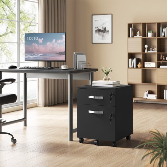 Zwarte archiefkast met gesloten lades, naast een bureau met computer.