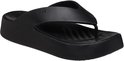 Tongs compensées noires Crocs avec une semelle épaisse et une bride large et plate.