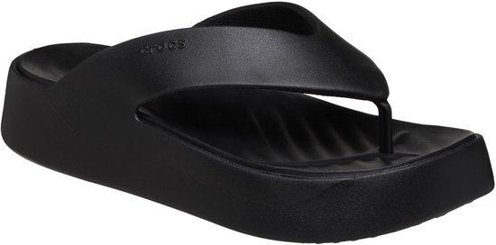 Tongs compensées noires Crocs avec une semelle épaisse et une bride large et plate.