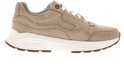Zijdelings profiel van een lichtbruine leren Xsensible sneaker met witte veters en een witte zool.