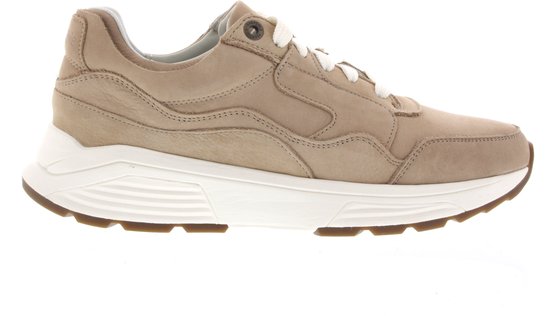 Zijdelings profiel van een lichtbruine leren Xsensible sneaker met witte veters en een witte zool.