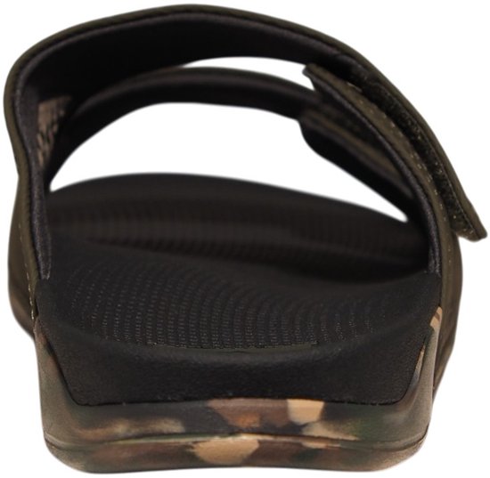 Achteraanzicht van een militaire groene Reef slipper met camouflage zool.