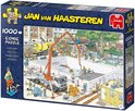 Doos van Jan van Haasteren puzzel "Bijna Klaar?" 1000 stukjes. Een drukke bouwscène met betonmolen, hijskraan en veel bouwvakkers.