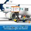 LEGO cateringwagen met oranje lichtbak laadt vracht in een wit passagiersvliegtuig.
