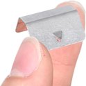 Close-up van een zilverkleurige clip tussen duim en wijsvinger.