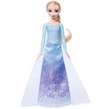 Elsa pop in lange lichtblauwe jurk met paarse ijsprint en witte cape.