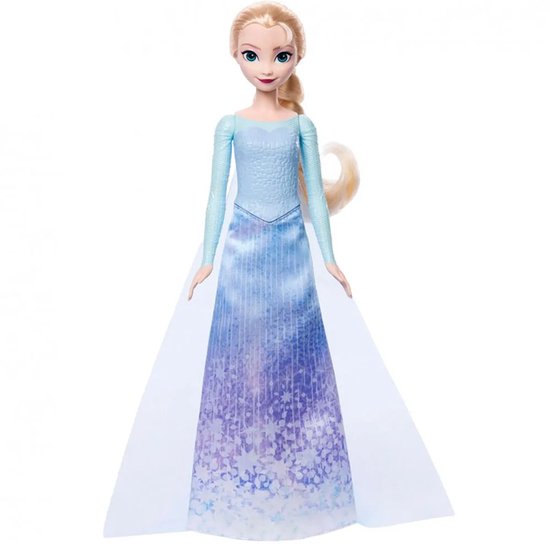 Elsa pop in lange lichtblauwe jurk met paarse ijsprint en witte cape.