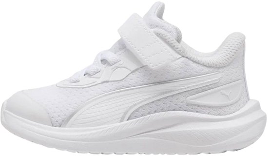 Witte kindersportschoen van Puma met klittenbandsluiting, veters en gestreept logo op de zijkant.