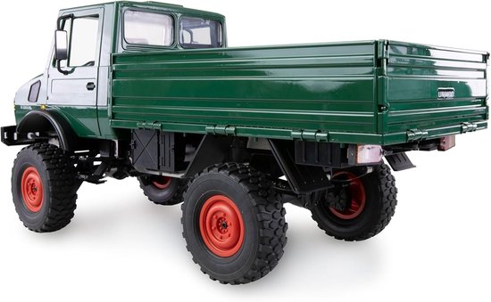 Groene Unimog 1300 L radiografisch bestuurbare truck, schuin zijaanzicht, met oranje velgen.