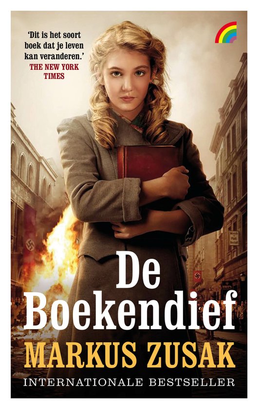 De Boekendief, internationale bestseller van Markus Zusak. Meisje met boek in handen, met citaat van The New York Times en brandende achtergrond.