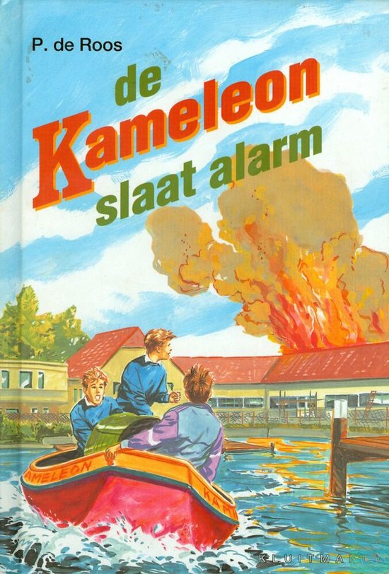 Boekomslag: P. de Roos - De Kameleon slaat alarm. Drie jongens in een rode boot met de tekst 'Kameleon' op de zijkant. Op de achtergrond een brandend gebouw.
