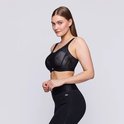 Model draagt een zwarte sportbeha met geometrisch patroon en hoge taille sportbroek.