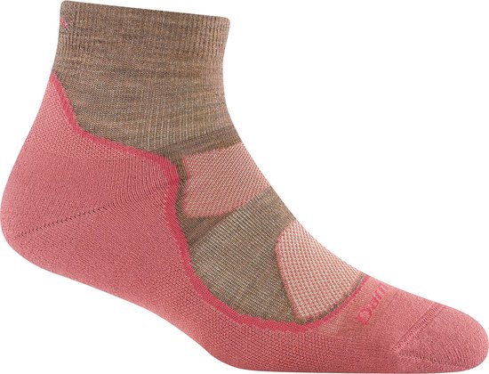 Lichtroze wandelsok met bruin-grijze ruitjes en een roze accentlijn. Kwartlengte.