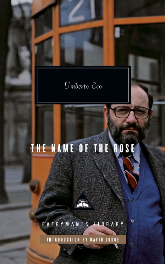 The Name of the Rose d'Umberto Eco sur la couverture d'un livre, avec un homme en costume devant un tram orange.