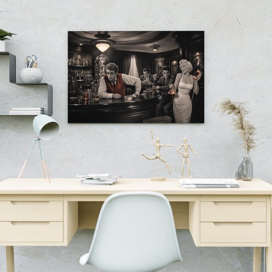 Zwart-wit schilderij van Marilyn Monroe, Elvis Presley en Humphrey Bogart in een café, boven een bureau.