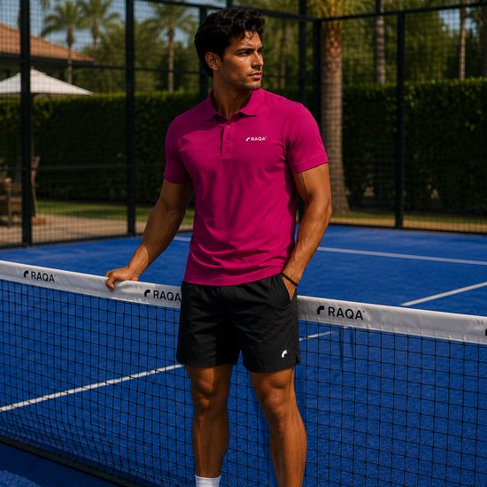 Man in een roze poloshirt en zwart sportbroekje op een padelveld.