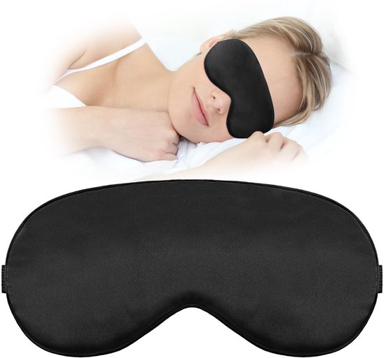 Vrouw met blond haar slaapt met een zwart slaapmasker op haar ogen in bed.