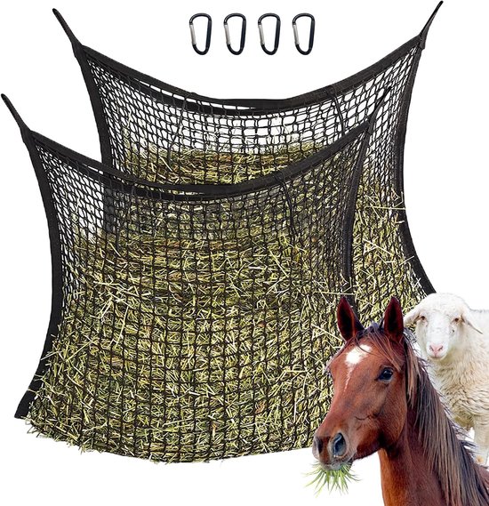 Twee volle zwarte hooizakken en vier karabijnhaken. Een paard en een schaap kijken naar de camera.