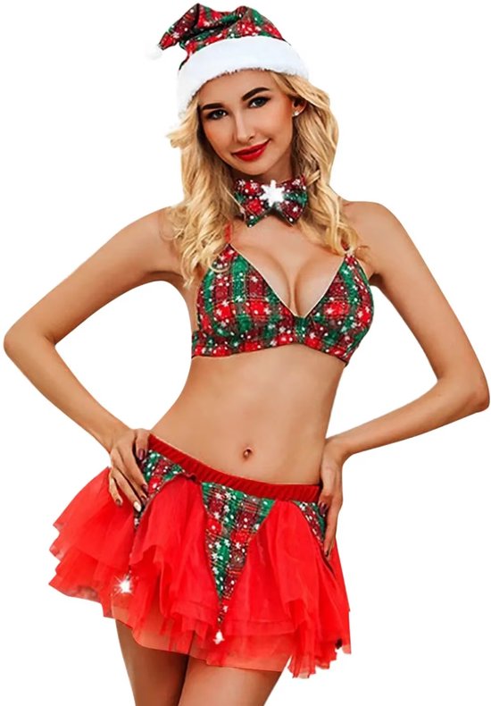Model in kerstoutfit met rood-groen geruit topje en rokje, muts en strikje