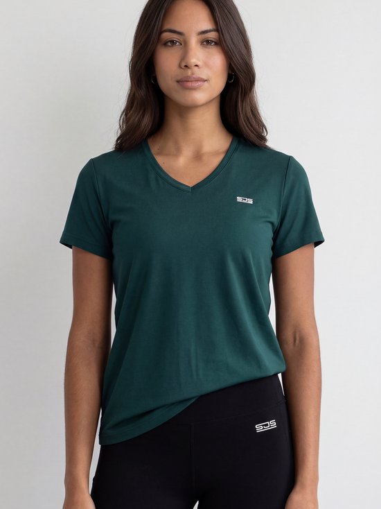 Model in donkergroen sportshirt met korte mouwen en V-hals, met wit logo op de borst.