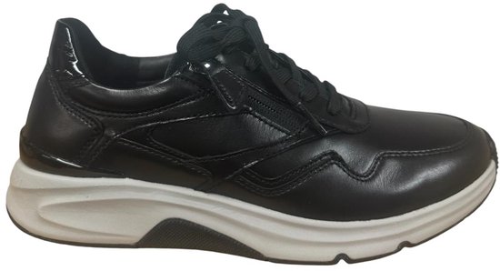 Zwarte leren sneaker met witte zool, veters en ritssluiting.