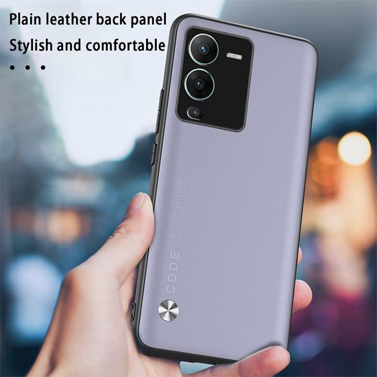 Lichtpaarse telefoonhoes met effen leren achterpaneel, vastgehouden door een hand. Tekst "Plain leather back panel"