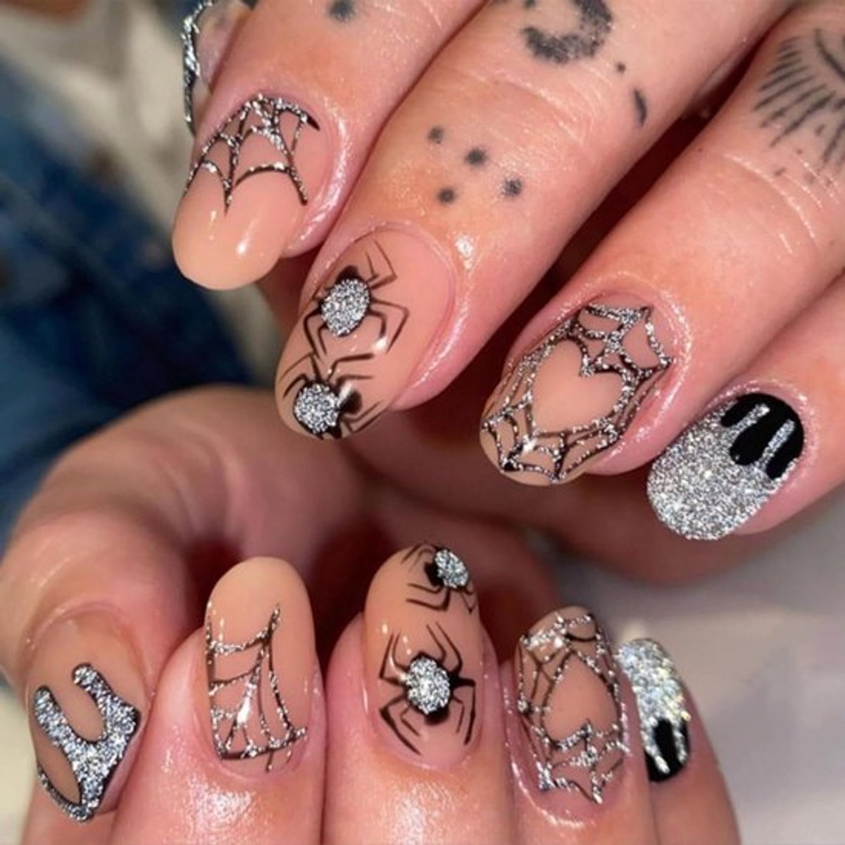 Set van 24 korte ovale kunstnagels met spiderweb design - Damesnagels met geleilijm