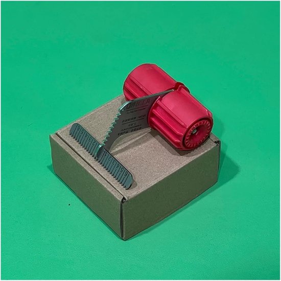 Een rode tape dispenser met een metalen snijder en schaalverdeling, staand op een bruin kartonnen doosje.