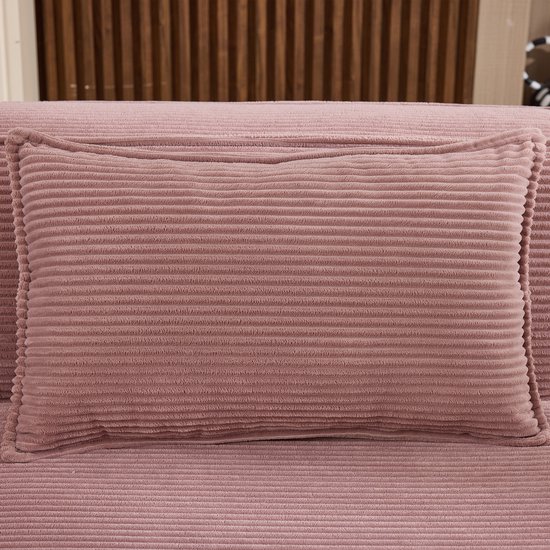 Dichtbij detailopname van een roze corduroy kussen.